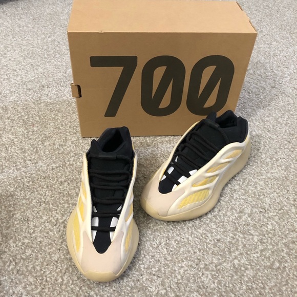 Yeezy Other - YEEZY 700 V3
"Safflower"